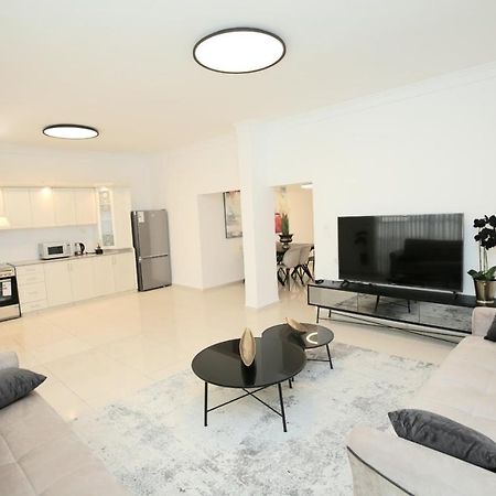 City Center Luxury Apartment In เนทันยา ภายนอก รูปภาพ