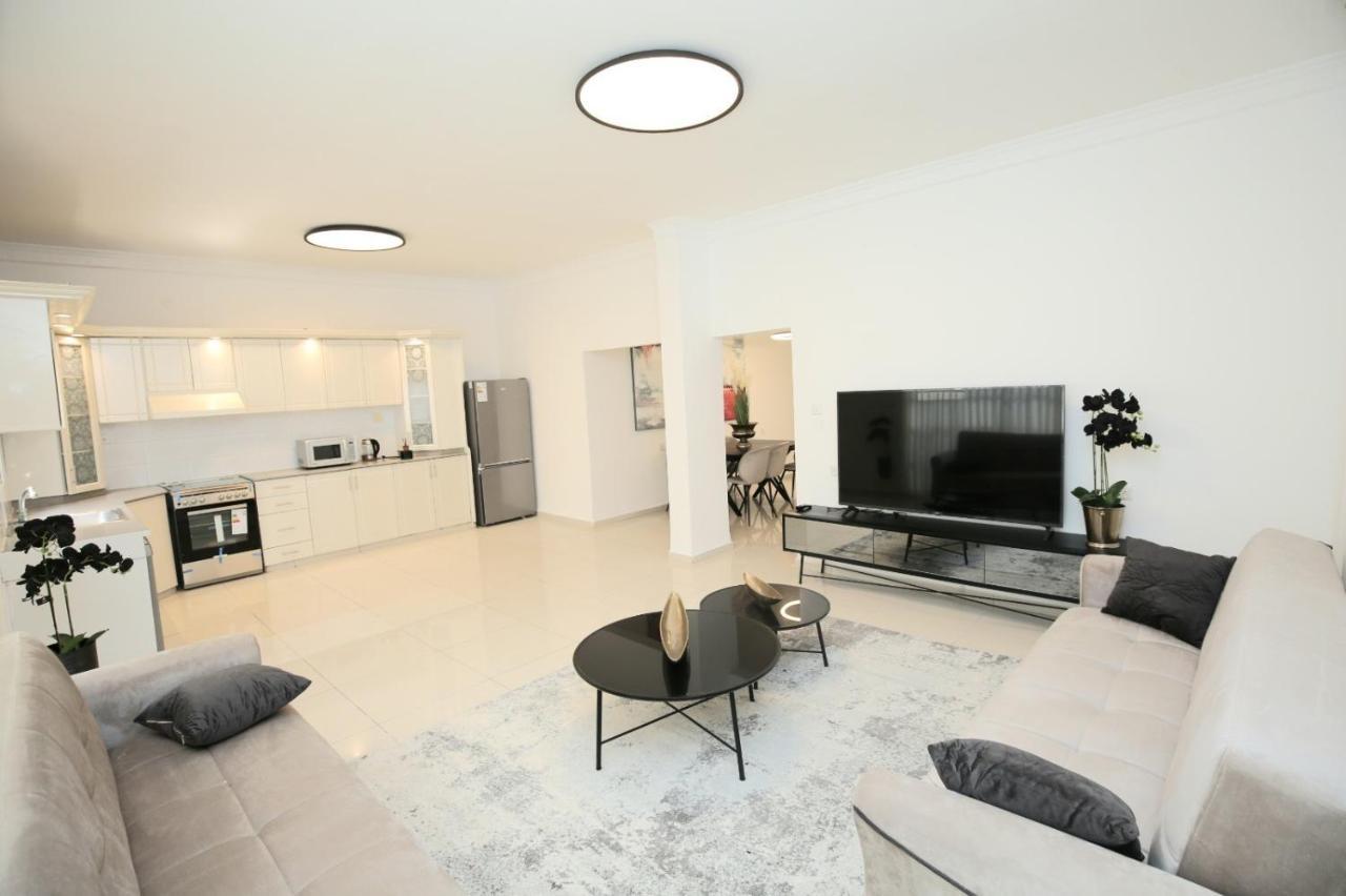 City Center Luxury Apartment In เนทันยา ภายนอก รูปภาพ